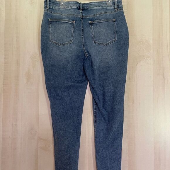 Maurices high rise frayed hem jeans, size xl reg‎ - Picture 6 of 9